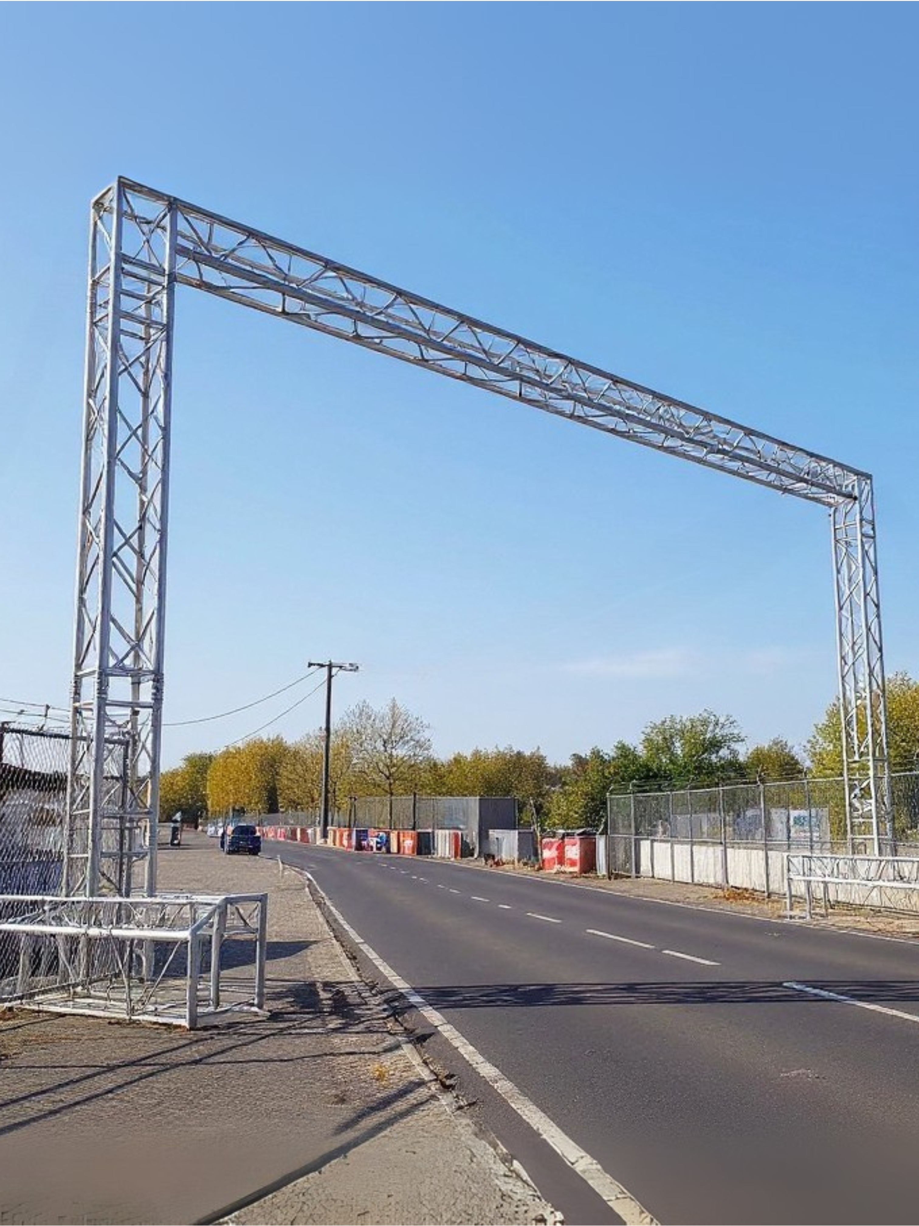 Überspannung von Straßen und Einfahrten
